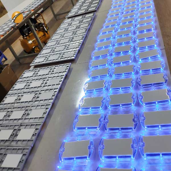 Synchronous flashing solar road markers with 6 bolts UAE